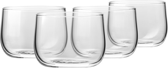 Quatre verres, au premier plan quatre verres de forme arrondie, en verre transparent.