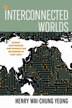 Boekomslag 'Interconnected Worlds' met een wereldkaart en een printplaat. Titled 'Global Electronics and Production Networks in East Asia' door Henry Wai-Chung Yeung.