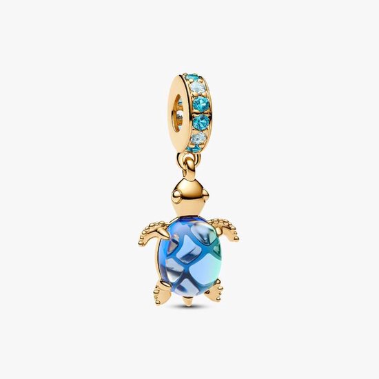Goudkleurige zeeschildpad bedel met blauwe en turkooise zirkonia stenen.