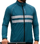 Man met turquoise fietsjas van RAMBUX met reflecterende horizontale strepen, zwarte rits en hoge kraag, op witte achtergrond.