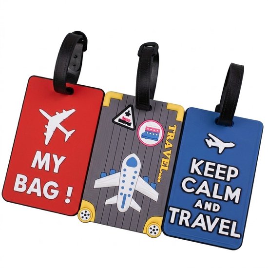 Drie PVC bagagelabels met vliegthema: rood 'MY BAG!', grijs met vliegtuig en 'TRAVEL...', en blauw 'KEEP CALM AND TRAVEL'.