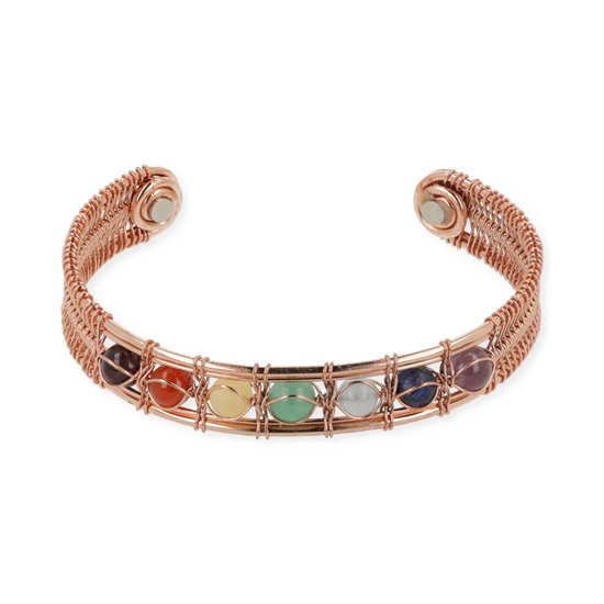 Koperkleurige armband met zeven gekleurde chakrastenen, gevlochten draad design en magneetsluiting.