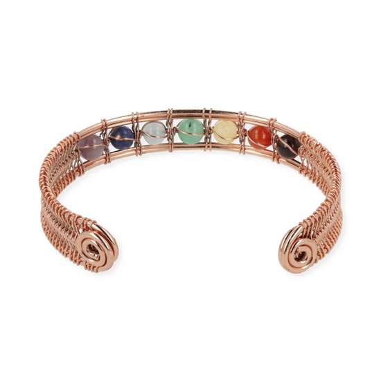 Koperkleurige armband met zeven gekleurde chakrastenen, gevlochten draad design.
