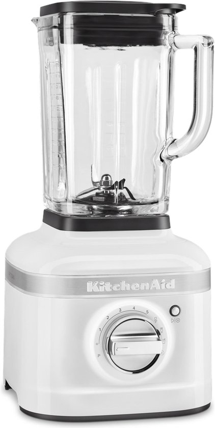 Witte KitchenAid blender met glazen kan, zilveren band en draaiknop.