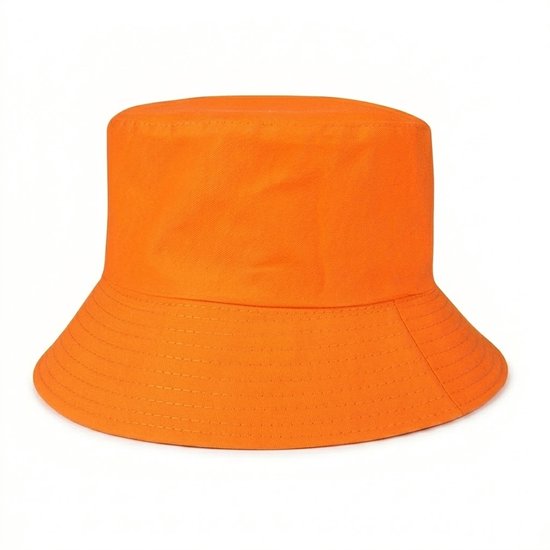 Oranje effen bucket hat, staande op een witte achtergrond.