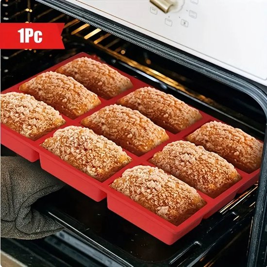 Broodjes met een bruine, kruimelige topping in een rode bakvorm in een oven.