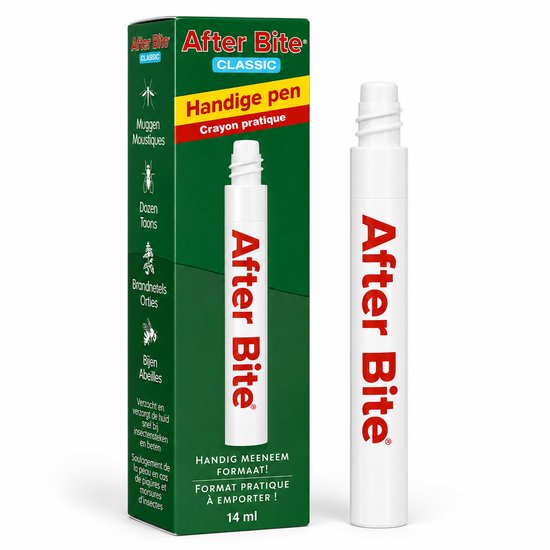 Verpakking en pen van After Bite Classic. Groene en rode doos met witte pen. Tekst op de doos: Handige pen, Muggen Moustiques, Dozen Toons, Brandnetels Orties, Bijen Abeilles.