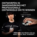 Professionele e-sporter met koptelefoon, met een gamingmuis in zijn hand en een andere op een muismat. Tekst: 'Ontworpen in samenwerking met professionals, ontwikkeld om te winnen'.