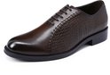 Donkerbruine, spitse veterschoen met crocoprint op de zijkant en vetersluiting.