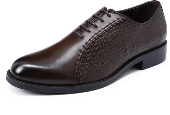 Donkerbruine, spitse veterschoen met crocoprint op de zijkant en vetersluiting.