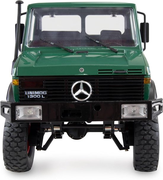 Groene Unimog 1300 L radiografisch bestuurbare truck met zwarte grille en oranje velgen.