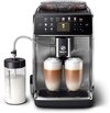 Zwart en metalen Saeco volautomatische espressomachine met dubbele melkbeker en twee glazen latte macchiato.
