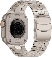 Zilverkleurig titanium horlogebandje met een metalen schakelsluiting aan de achterkant van een Apple Watch Ultra.