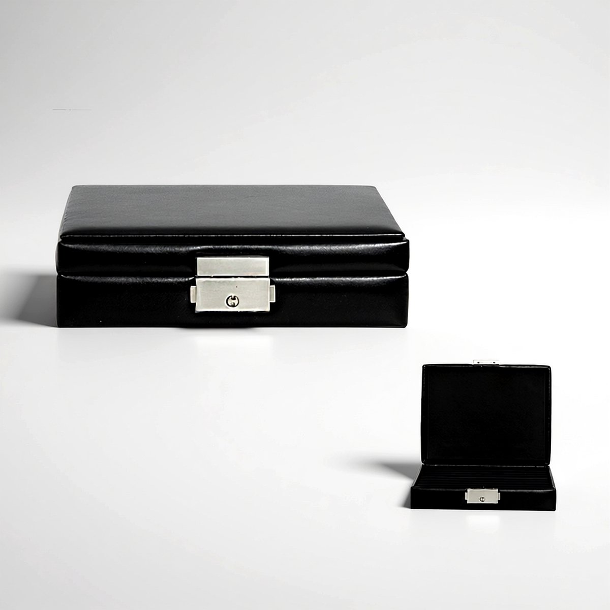 Cavill - Luxe Zwart Leren Sieraden Koffer - Compact 15,5x12,5x3,5 cm - Zilverkleurige Sluiting - Sieraden Organizer Voor Ringen - Reiskoffer