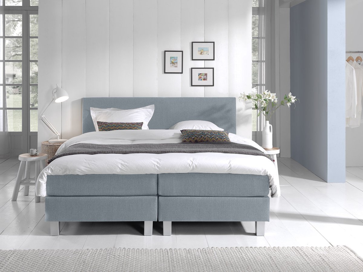 Boxspring Eefje - lichtblauw - 180 x 200 cm | Inclusief gratis topper en antislip