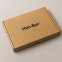 Bruine kartonnen doos met 'Han-Bar' logo erop.