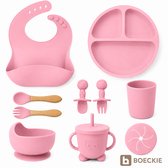 9-delig roze siliconen kinderservies van Boeckie met slabbetje, bord, kom, beker, rietjesbeker en bestek.