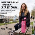 Roze King Mungo drinkfles op een houten bankje naast een sporttas, met op de achtergrond een stadspark en lopende mensen.
