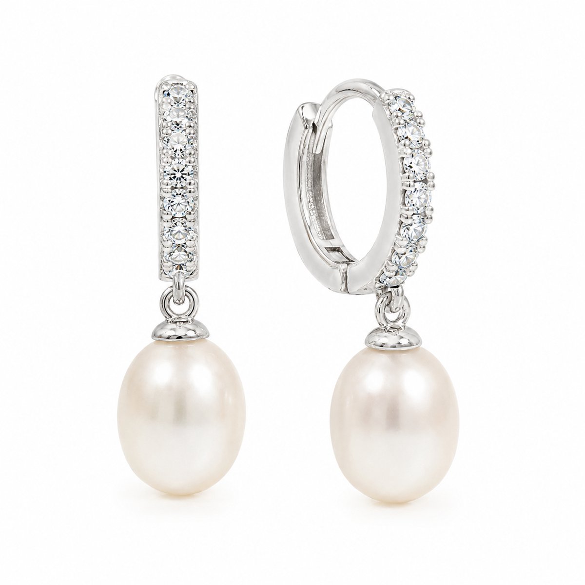 Zilveren oorhangers met parel en zirkonia – elegante dames oorbellen met parelhanger – verfijnd en tijdloos sieraad