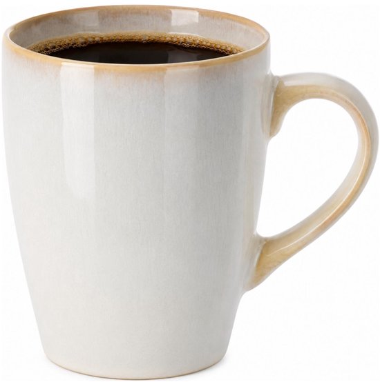Witte mok met glanzende bruine rand, gevuld met koffie.
