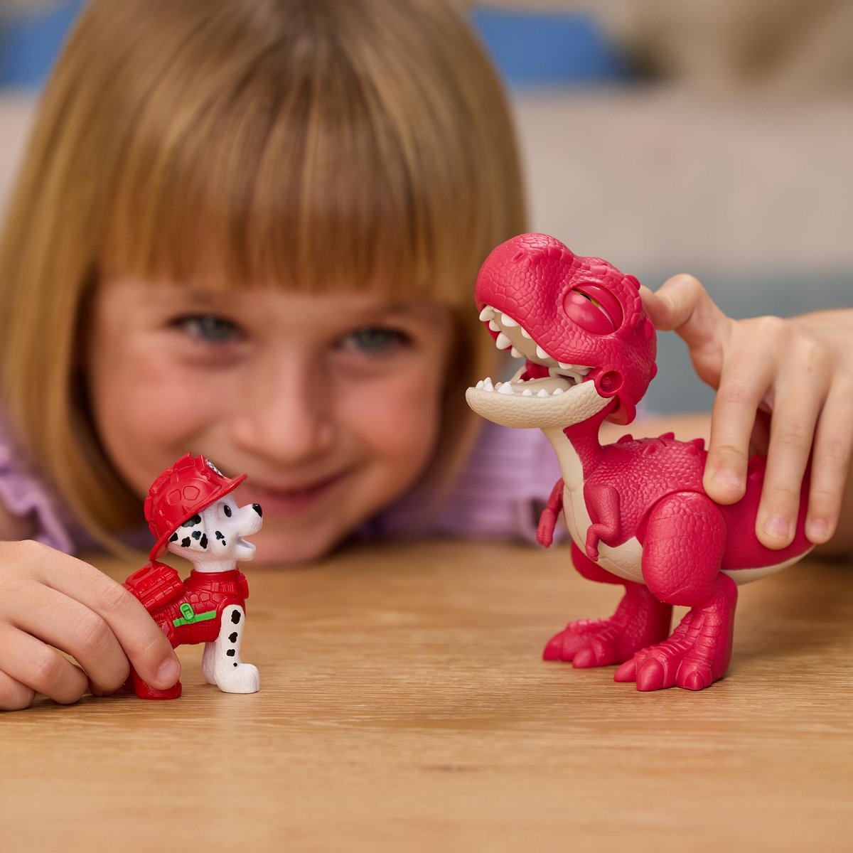 PAW Patrol - De Dino Film - Marshall Roaring Pup Pals, bevat beweegbare speelgoeddinosaurus Rhubarb van 10,1 cm met geactiveerde geluiden en Marshall-actiefiguur — cadeau in Spellen & Speelgoed - foto 5