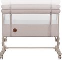 Beige co-sleeper met "lionelo" logo, gaas aan de zijkant en verstelbare hoogte.
