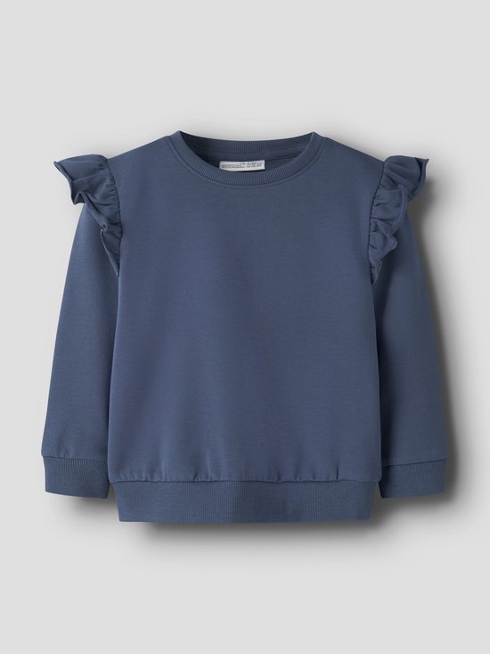 Blauwe sweater met ruches op de schouders.