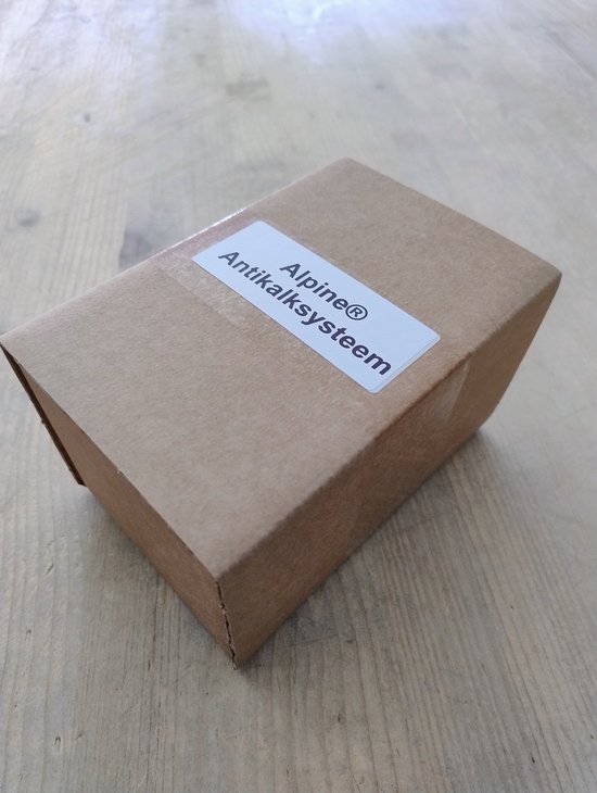 Bruine kartonnen doos met een label waarop 'Alpine® Antikalksysteem' staat.