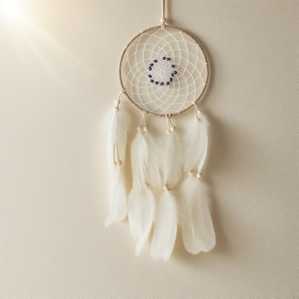 Dailygoods- Dromenvanger Beige - Wanddecoratie Slaapkamer - IJzeren Ring - Natuurlijke Veren - Cadeau voor Meisjes - Cirkel 16 cm