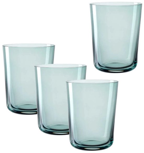Quatre verres à eau en verre bleu-vert clair sur fond blanc.