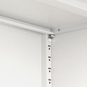 Gedetailleerde opname van de grijze metalen legbordsteunen in de kast.