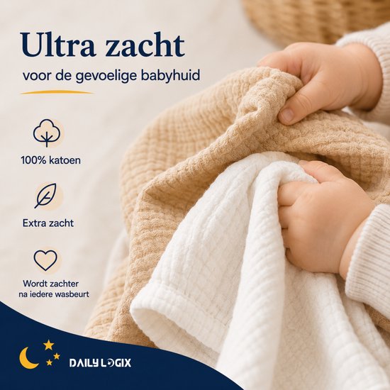 Babyhandjes houden een zachte, beige en witte hydrofiele doek vast. Gemaakt van 100% katoen.