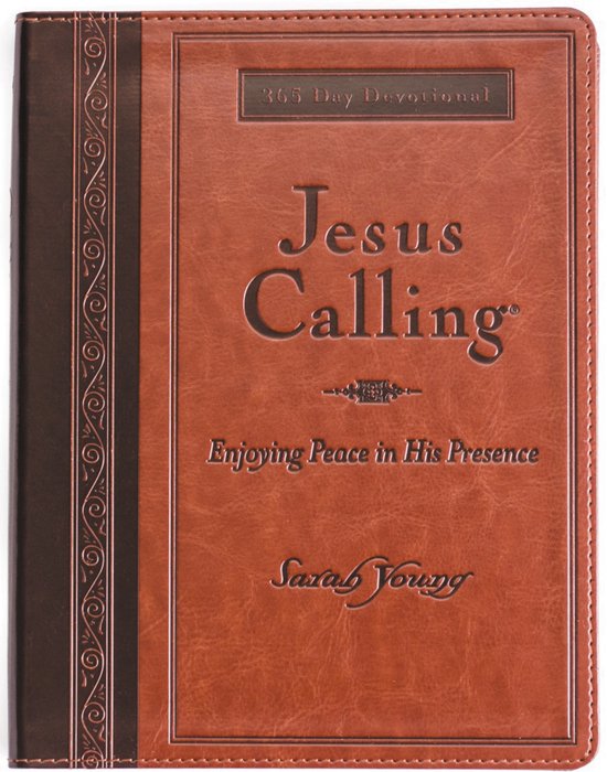 Couverture marron avec "Jesus Calling" de Sarah Young. Dévotionnel de 365 jours.