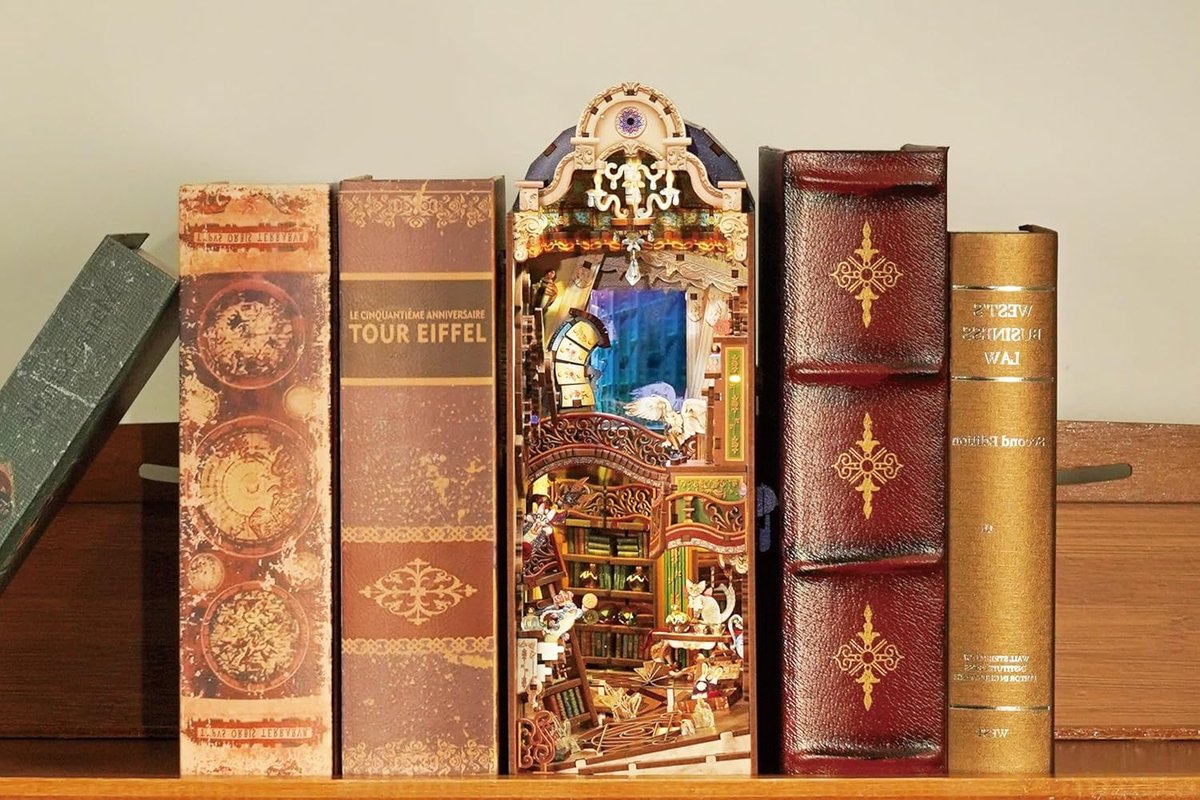 Tonecheer Magical Library Book Nook Bouwpakket - Modelbouw - 18,2 x 10,7 x 28,3 cm - DIY Pakket - Houten 3D Puzzel - Boekensteun - LED-licht - Bewegingssensor Licht - Boekenhouder — afbeelding 7