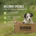 Puppy in een kartonnen doos met opschrift 'WARNING REALLY DELICIOUS SNACKS INSIDE'. Tekst over Bellobox specials.
