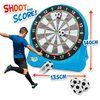 Blauw opblaasbaar dartbord van 135x140cm met zwart-wit voetbal patronen en nummers. Man trapt bal.