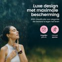 Vrouw in de regen met smartwatch om haar pols. Luxe design met maximale bescherming, IP68-classificatie.