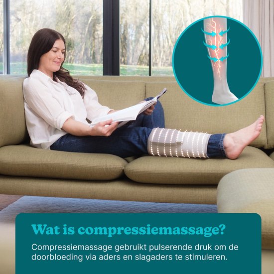 Vrouw leest op een bank met compressiemassagebanden om haar onderbenen. Inzet toont gestileerde aderen.
