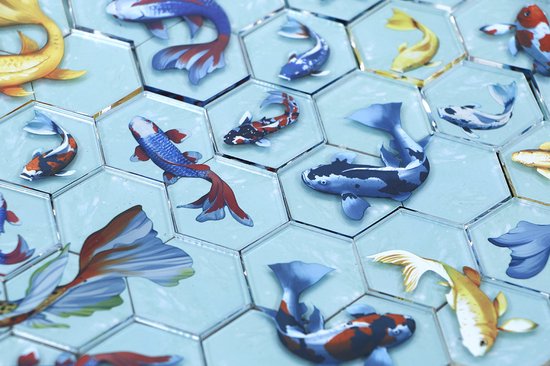 Hexagonale tegels met afbeeldingen van koïvissen in verschillende kleuren en patronen, deels op het bord.