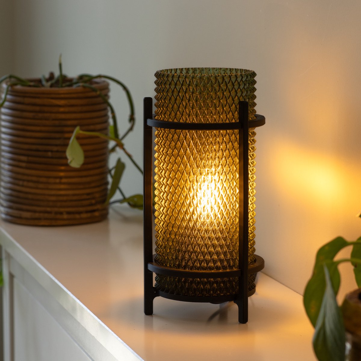 Slimprint PRISM Lamp, Olijfgroen, D11,3 x H24,3 cm, Moderne Tafellamp met Industrieel Design, Sfeerverlichting voor Woonkamer en Slaapkamer, E14 Fitting, LED-only, Lamp met Snoer, Gerecycled Kunststof