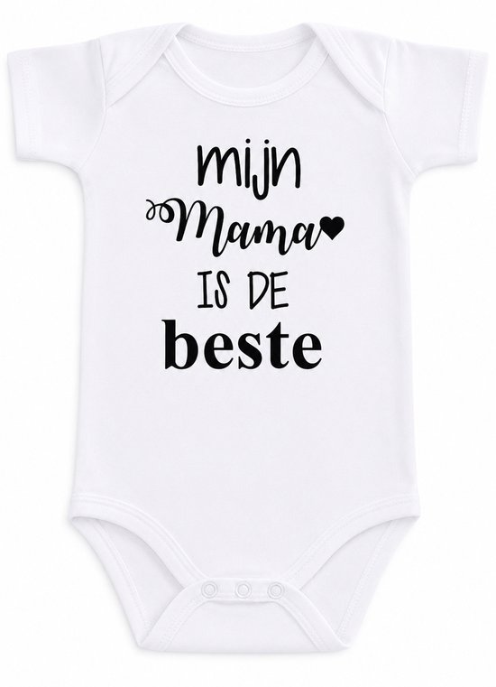 Witte baby romper met korte mouwen, tekst 'mijn Mama IS DE beste' in zwart.