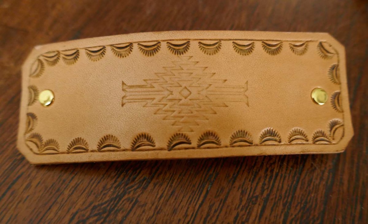 Beige leren haarclip sierteken - sierlijke dames haarclip - lederen haarclip met design figuur - prachtige handgemaakte dames haarclip - haarclip voor dik en dun haar - stevige haarclip - natuurlijk materiaal haarclip