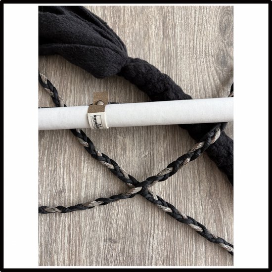 Hondenspeelgoed, Flirt Pole maat 1 in de kleuren offwhite, zwart, bruin. Hondenhengel - hondenspeelgoed - Hondentraining - hondenspeelhengel - trektouw - spelen en leren - dog training - ShukoGear by MadeByShuko