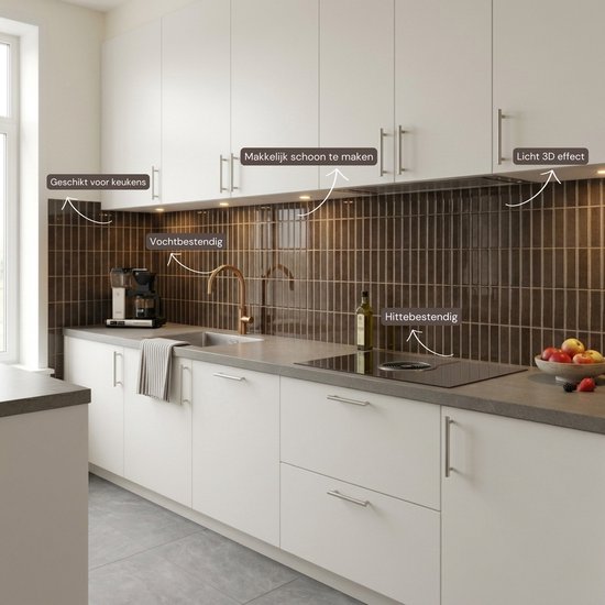 Moderne keuken met witte kasten en bruine tegeltjes achter het aanrecht.