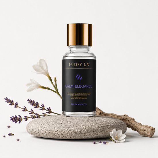 Flesje Fusify LX Calm Elegance geurolie met gouden dop, staand op een steen met lavendel en witte bloemen.