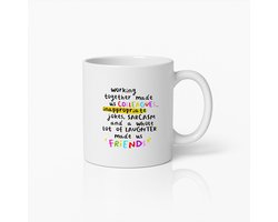 Grappige “Van Collega’s naar Vrienden” Witte Mok 330 ml – Kantoor Humor Koffiemok – Waarderingscadeau voor Collega’s & Werkvrienden