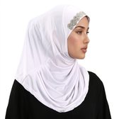 Witte hijab met een versierde rand van strass steentjes.