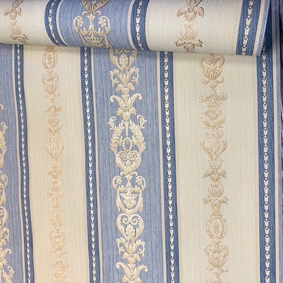 Liberty Stripe Vliesbehang Blauw/Crème – Klassiek Engels Strepen Behang met Ornament – Luxe Landelijk