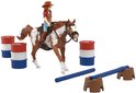 Bruin-wit gevlekte paard met ruiter in cowboyhoed, omringd door vaten en een hindernis parcours.