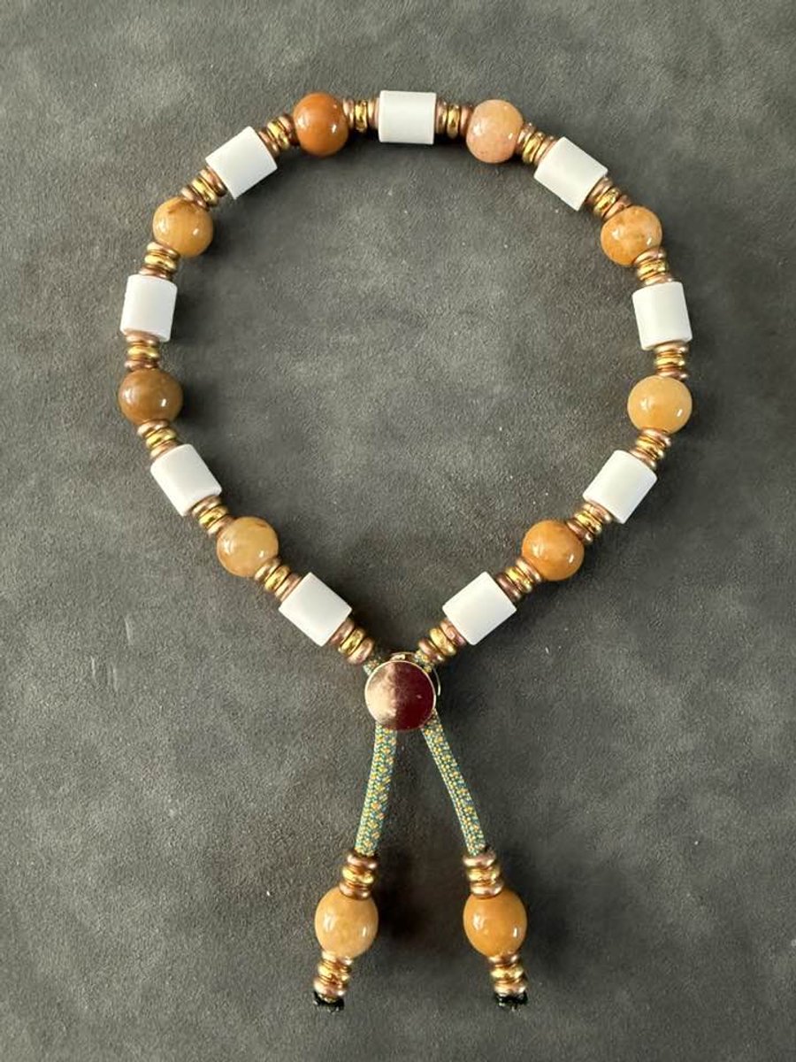Anti-tekenband ketting - hond - natuursteen - jade geel - lengte 32 cm - nekomvang vanaf 30 tot en met 34 cm - originele EM-X kralen lichtgrijs - maat M - geel bruin - met gele jade